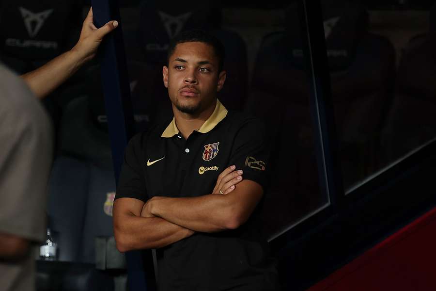 Vitor Roque, de brazos cruzados en el Joan Gamper.