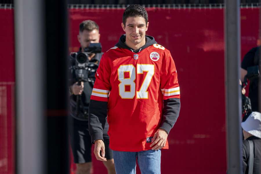 Esteban Ocon met een Kansas City Chiefs-jersey van Travis Kelce - een investeerder in Alpine Esteban Ocon met een Kansas City Chiefs-jersey van Travis Kelce - een investeerder in Alpine