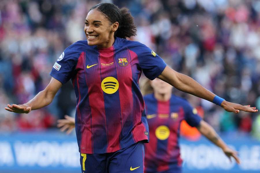 Salma Paralluelo celebra un gol con el Barça en la final de la Champions