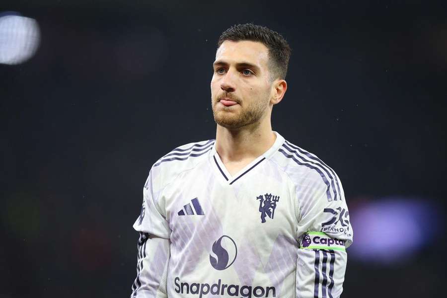 Diogo Dalot com a braçadeira de capitão na partida frente ao Aston Villa