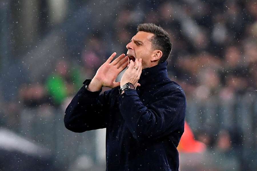 Motta gives instructions to side