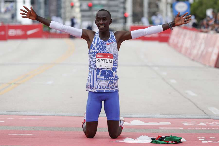 23-årige Kelvin Kiptum var søndag blot 35 sekunder fra at ramme de magiske to timer ved årets Chicago Marathon. 