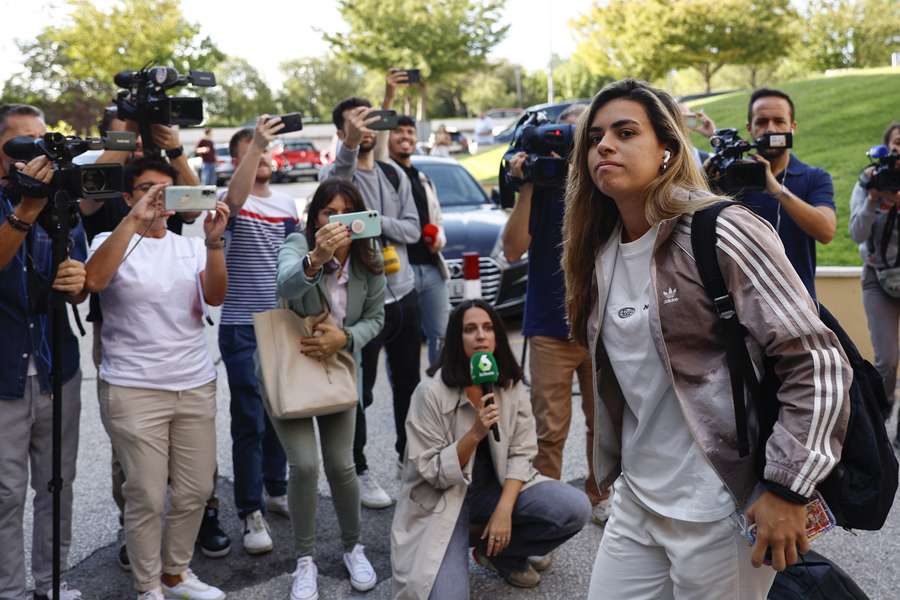 Misa Rodriguez arriveert bij het hotel in Madrid