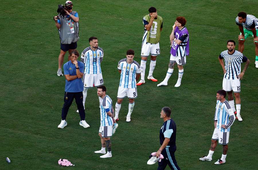 Messi e compagni mesti, alla fine della partita Messi e compagni mesti, alla fine della partita