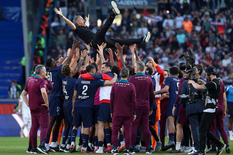 Luis Enrique é celebrado pelos jogadores após nova conquista nacional do PSG