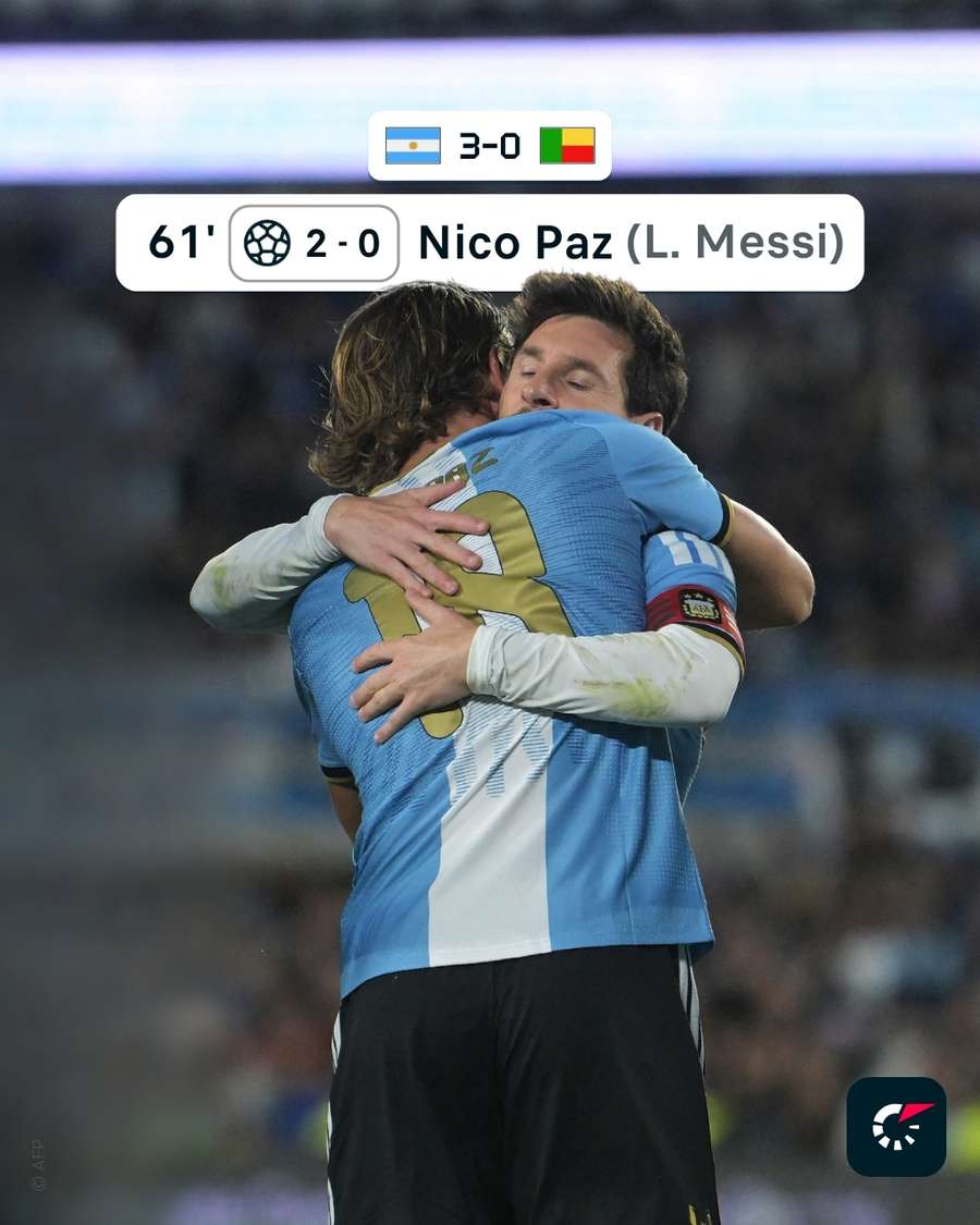 Passagem de bastão? O abraço de Messi e Nico Paz Passagem de bastão? O abraço de Messi e Nico Paz