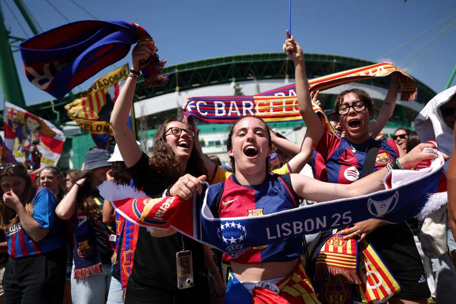 A festa dos adeptos do Barcelona no Estádio José Alvalade