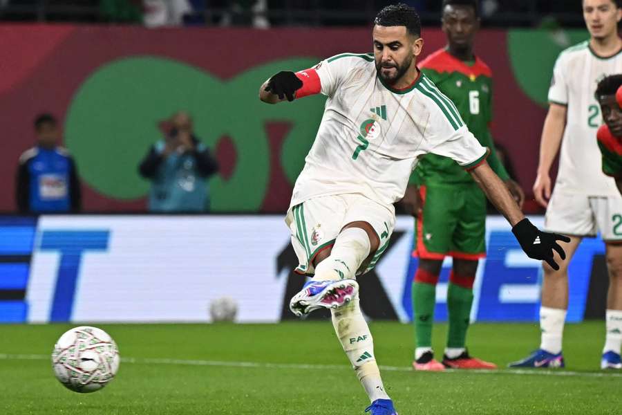 Mahrez fez o gol de Argélia 1x0 Burkina Faso