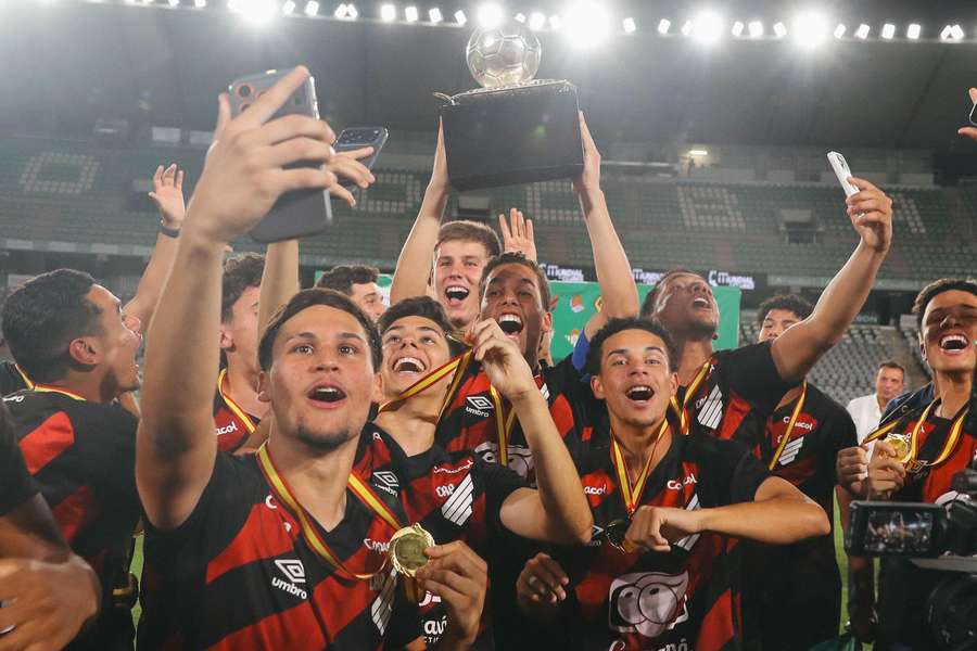 Joias do Furacão comemoram conquista internacional Joias do Furacão comemoram conquista internacional