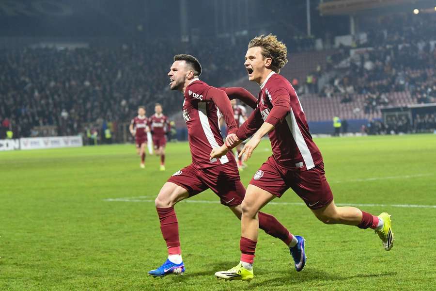 Jucătorii lui CFR Cluj se bucură după marcarea unui gol