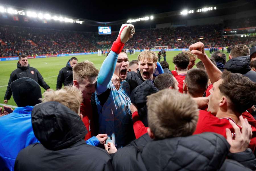 Český národní tým se před zaplněným Edenem raduje z výhry nad Irskem. 