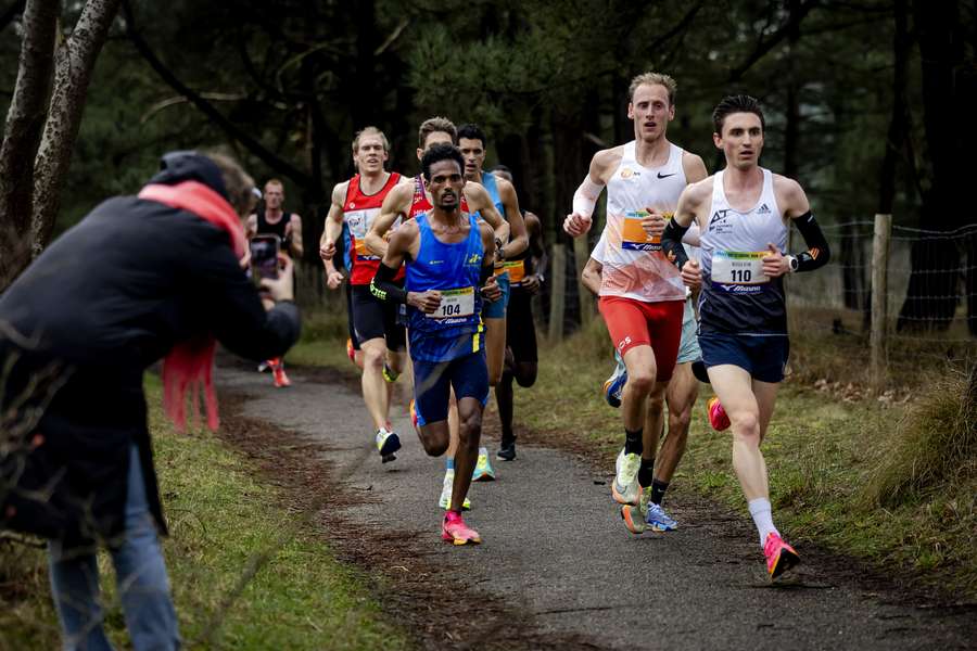 De kopgroep met Richard Douma (2R) van de mannen in actie tijdens het Nederlands kampioenschap tien kilometer hardlopen