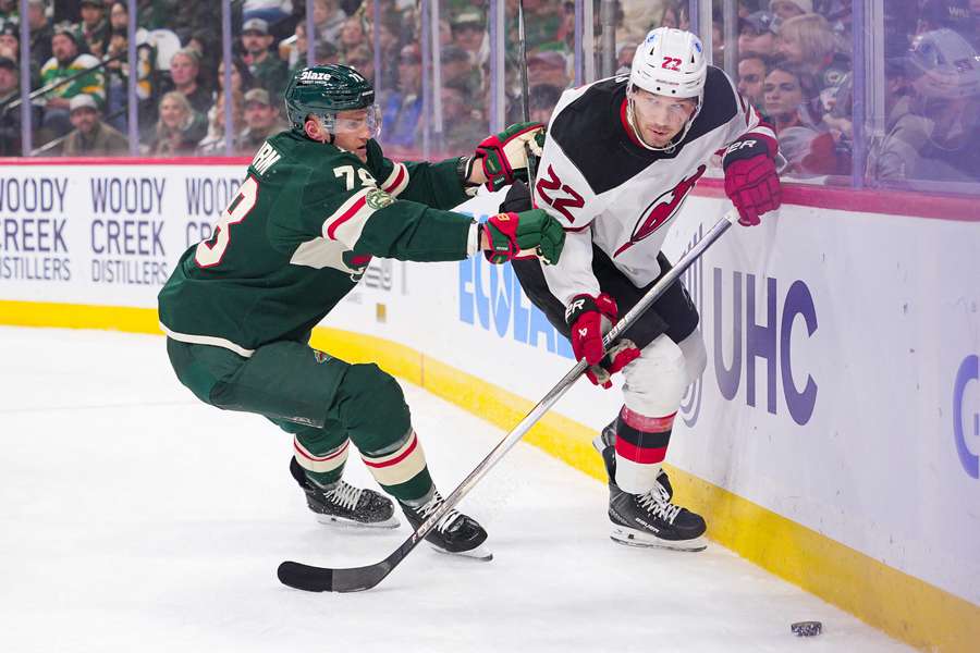 Nico Sturm (links) verletzte sich gegen die Vegas Golden Knights am Kopf. Nico Sturm (links) verletzte sich gegen die Vegas Golden Knights am Kopf.