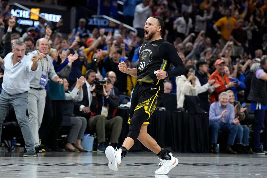 Stephen Curry poprwadził Golden State Warriors do zwycięstwa nad Milwaukee Bucks