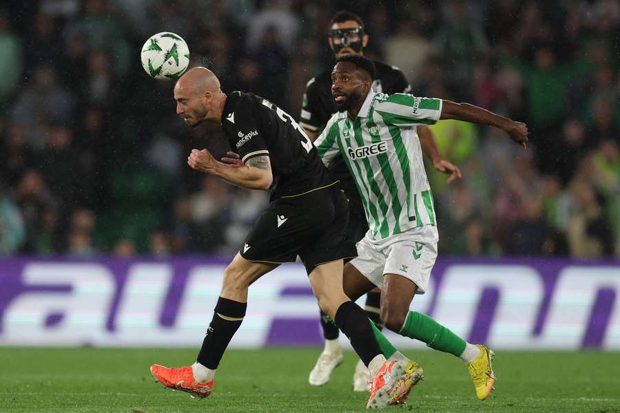 Mikel Villanueva perante Bakambu 