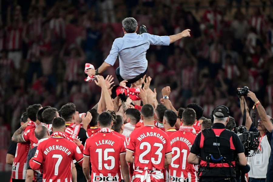 Valverde, manteado por los jugadores tras ganar la final de la Copa del Rey.