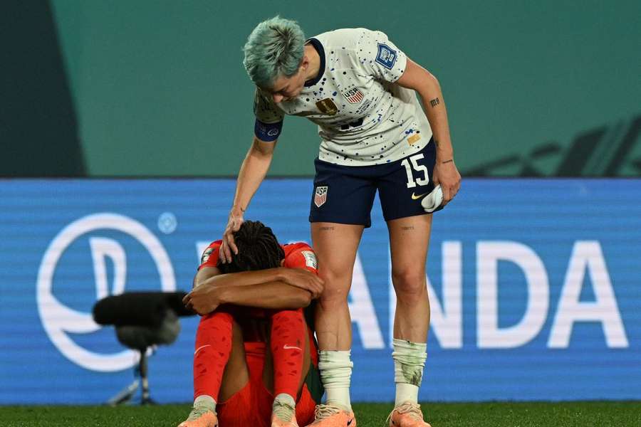 Jéssica Silva réconfortée par Megan Rapinoe