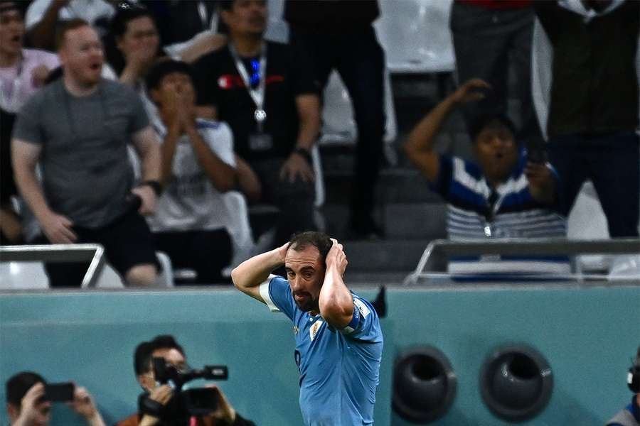 Godín ficou perto do golo em cima do intervalo