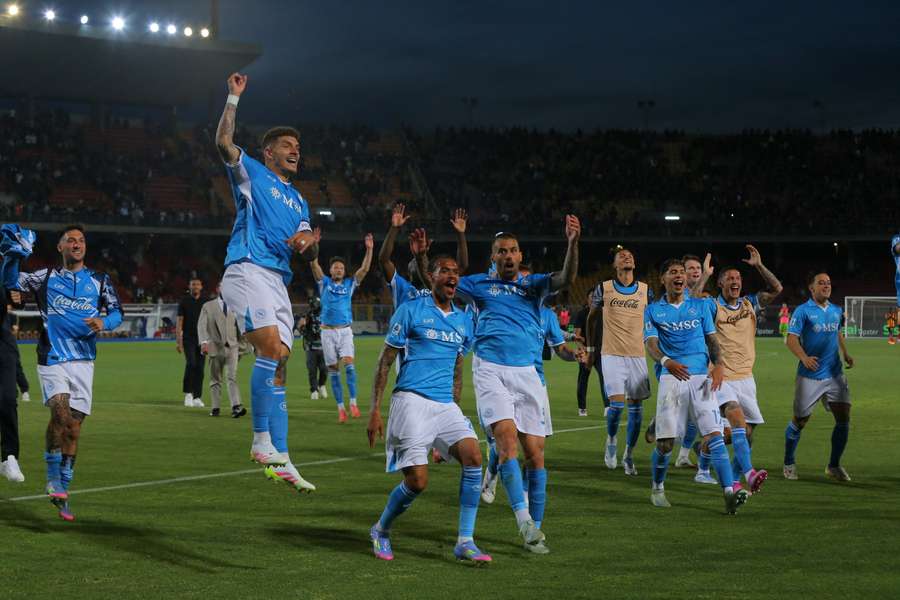 I giocatori del Napoli festeggiano la vittoria contro il Lecce