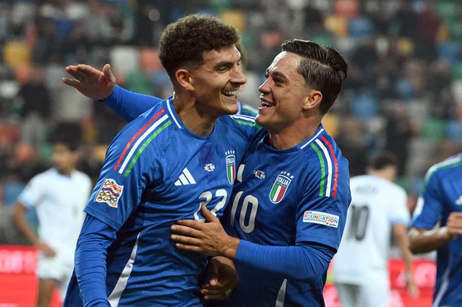 Giovanni Di Lorenzo (L) viert zijn tweede goal met Giacomo Raspadori