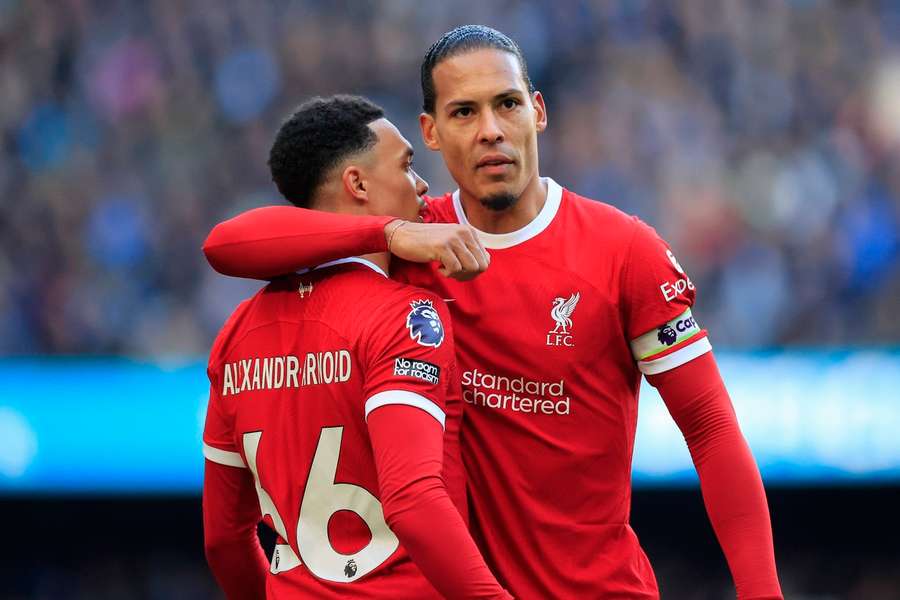 Van Dijk heeft Alexander-Arnold in de houdgreep