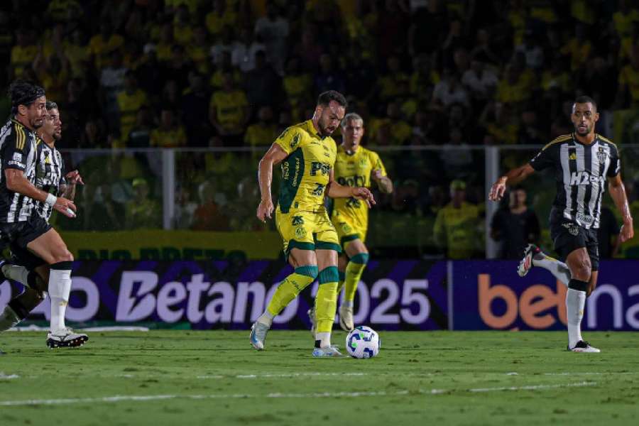 Edson Carioca teve espaço de sobra no primeiro golo do jogo