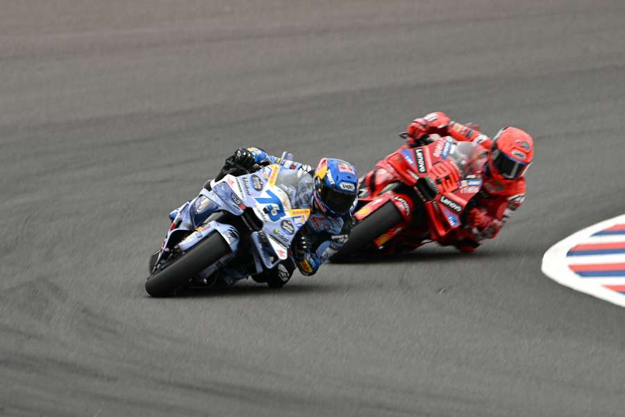 Álex Márquez se lo pone difícil a su hermano Marc