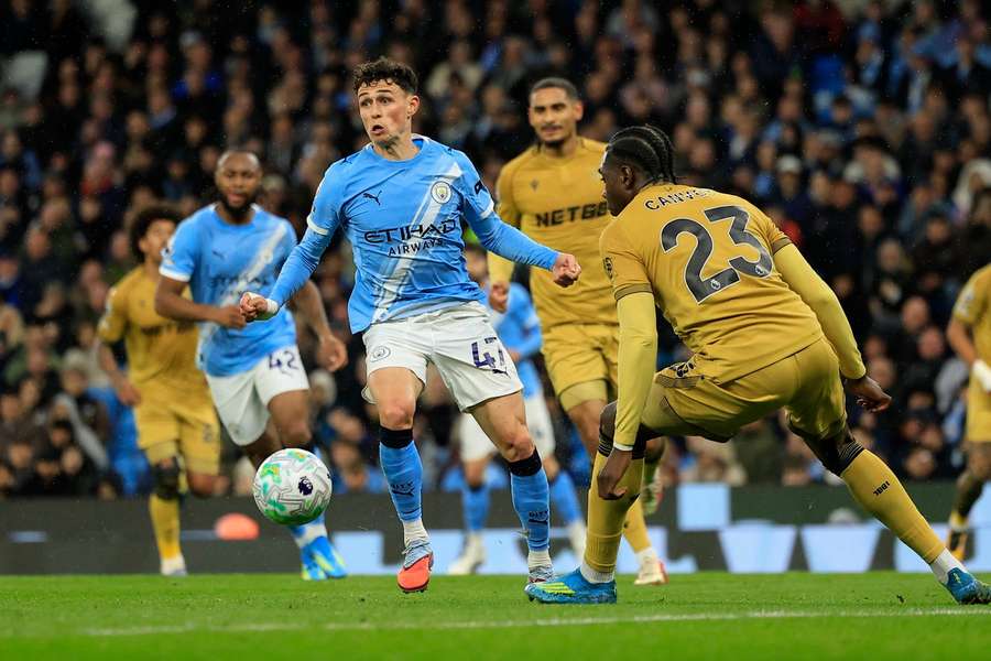 Manchester City's Phil Foden glides past Crystal Palace's Jaydee Canvot