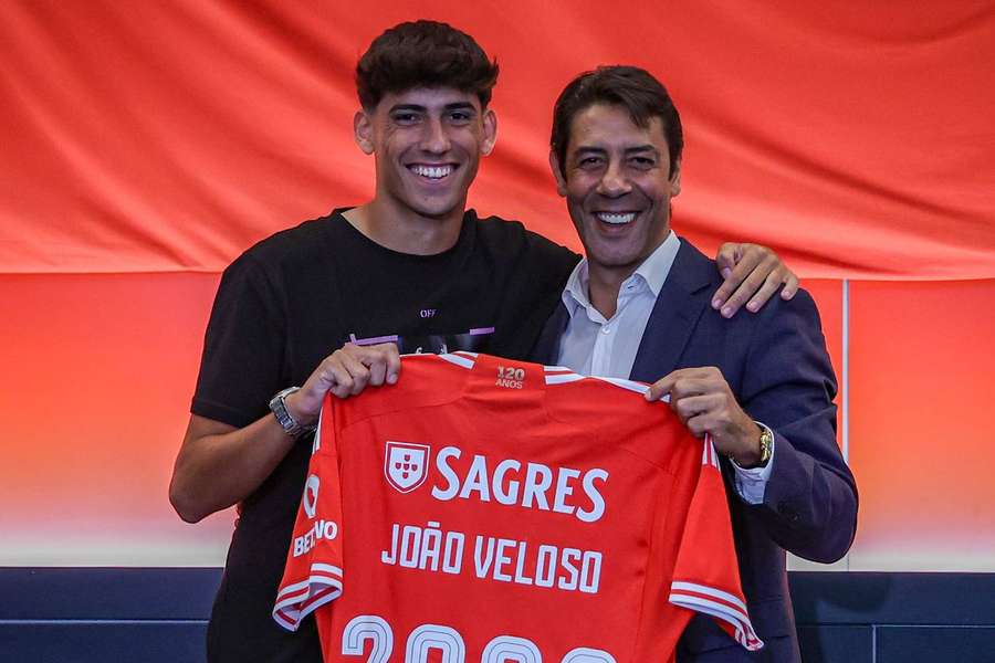 João Veloso ao lado do presidente do Benfica, Rui Costa