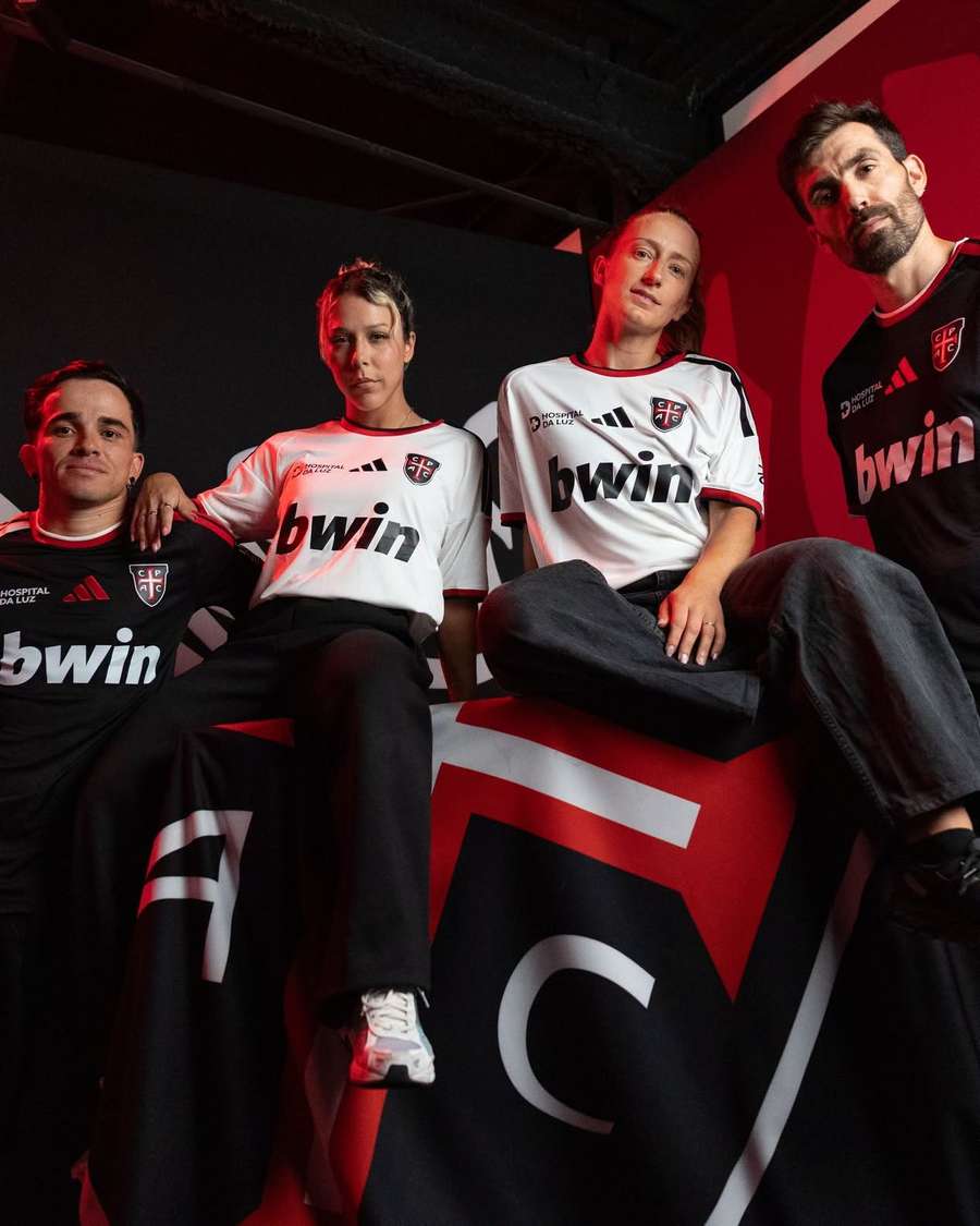 Branco é a cor principal da camisola alternativa