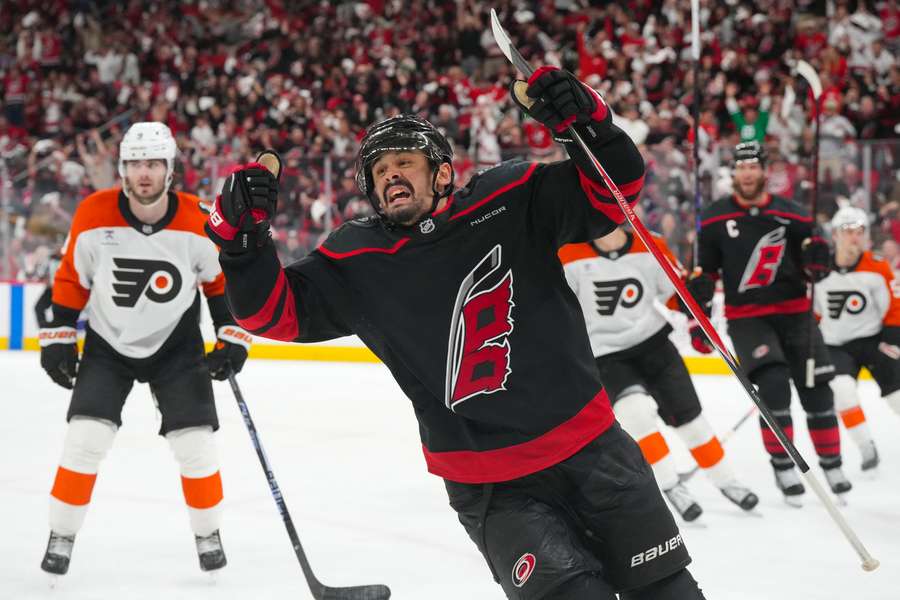 Hurricanes nadal są niepokonani w play-offs. Mają szóste zwycięstwo z rzędu