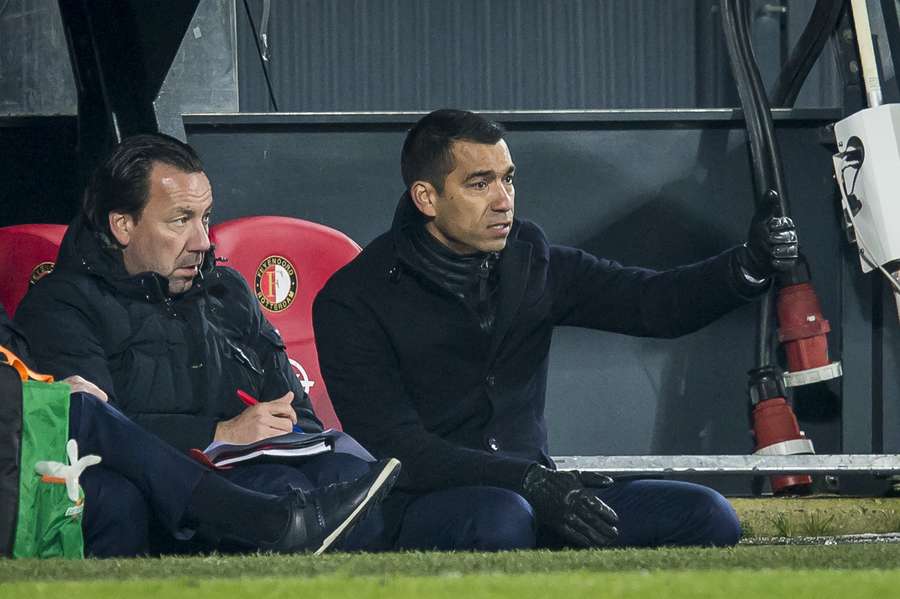 Jean-Paul van Gastel op de bank bij Feyenoord naast Giovanni van Bronckhorst