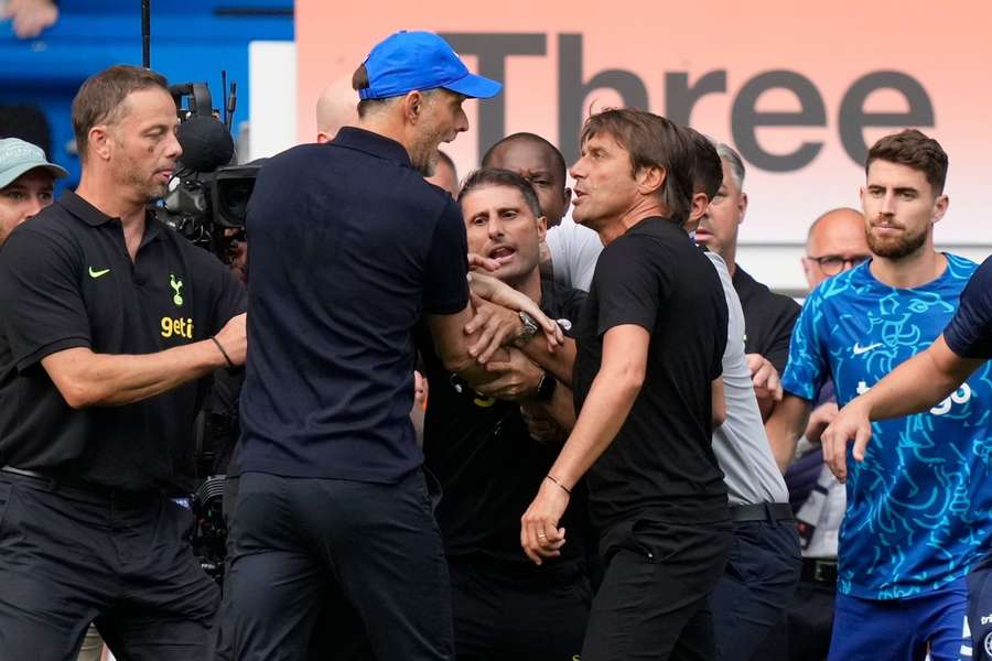 Zápas mezi Chelsea a Tottenhamem přinesl vyostřený závěr i mezi trenéry Tuchelem a Contem.