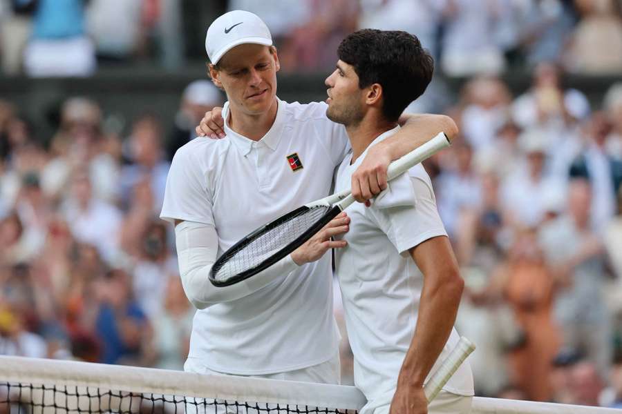 Jannik Sinner e Carlos Alcaraz dopo la finale di Wimbledon
