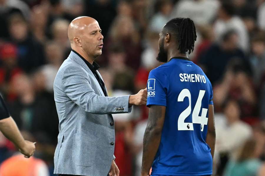 Antrenorul lui Liverpool, Arne Slot, vorbește cu Antoine Semenyo în timpul meciului de pe Anfield