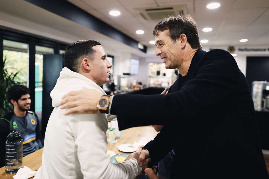 Podence com Julen Lopetegui e Gonçalo Guedes em plano de fundo