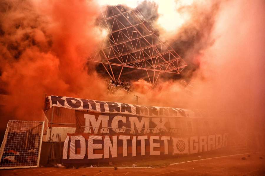 Fanii croați au aruncat cu materiale pirotehnice