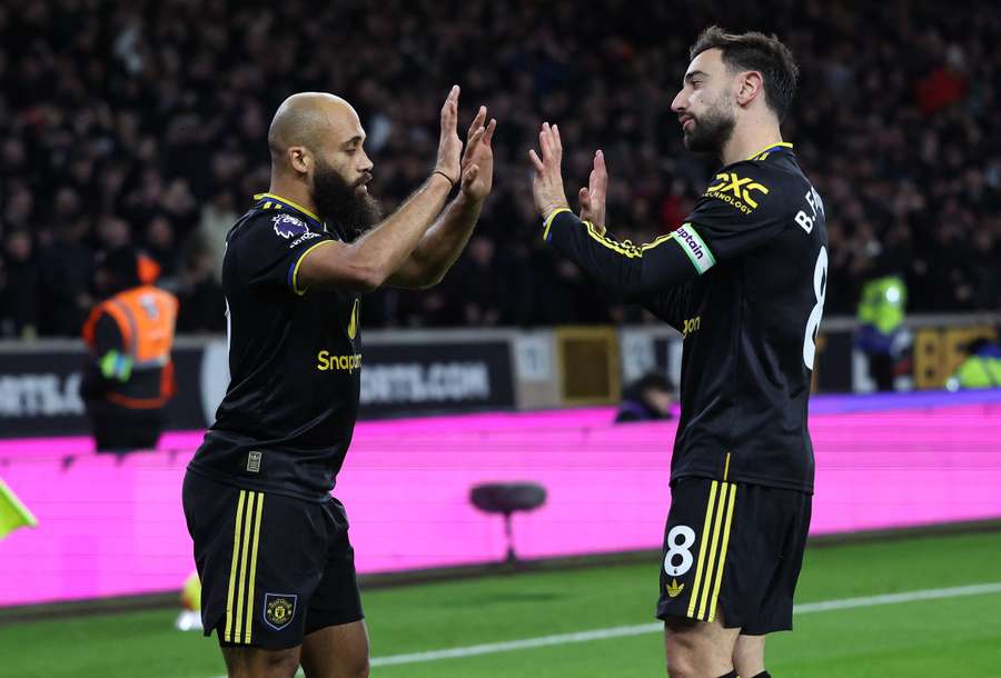 Mbeumo cumprimenta Bruno Fernandes após gol contra o Wolves Mbeumo cumprimenta Bruno Fernandes após gol contra o Wolves