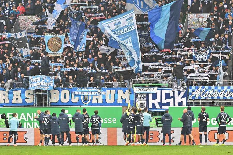 Mannschaft und Fans des VfL Bochum am vergangenen Spieltag in Fürth Mannschaft und Fans des VfL Bochum am vergangenen Spieltag in Fürth