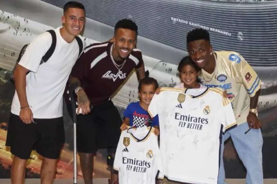 Jogadores do Real Madrid posaram para as fotos com a criança