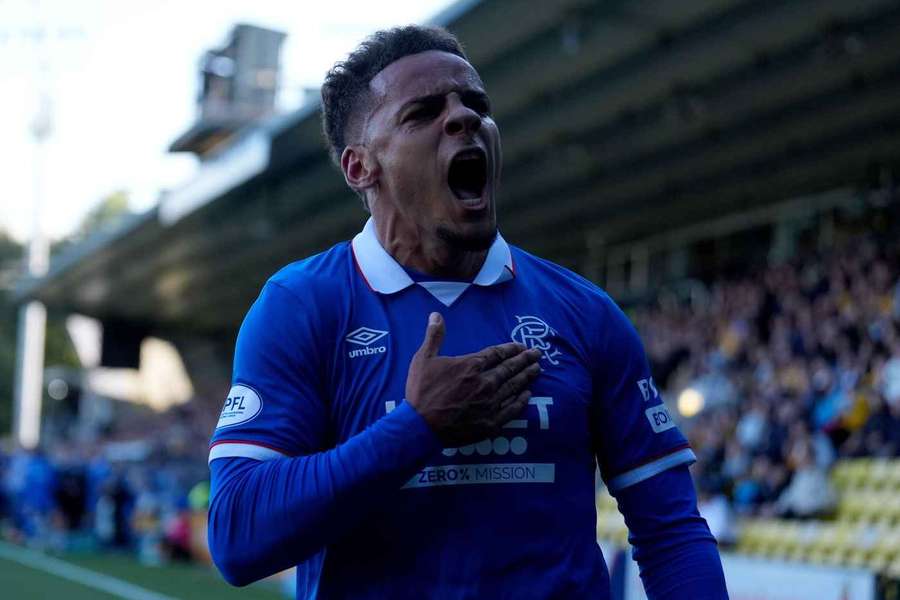 Max Aarons, dos Rangers, celebra após marcar o segundo golo da sua equipa