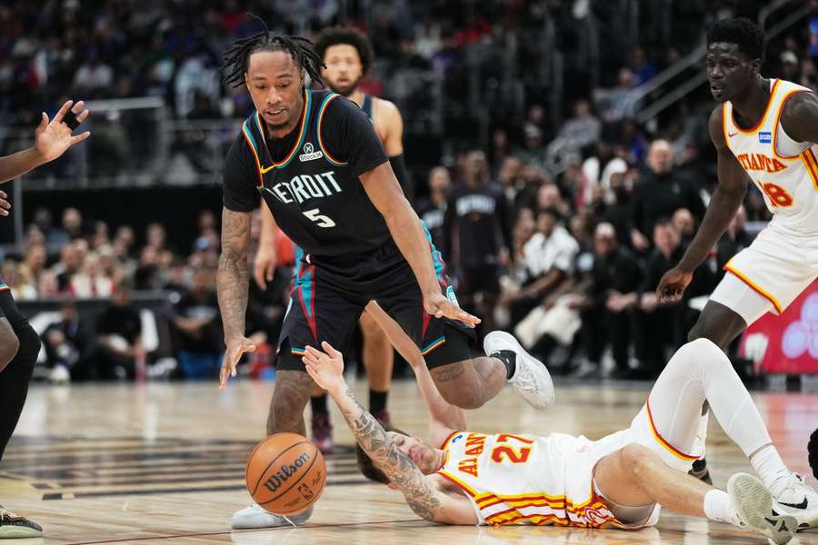 Krejčí se během zápasu ocitl i na zemi.