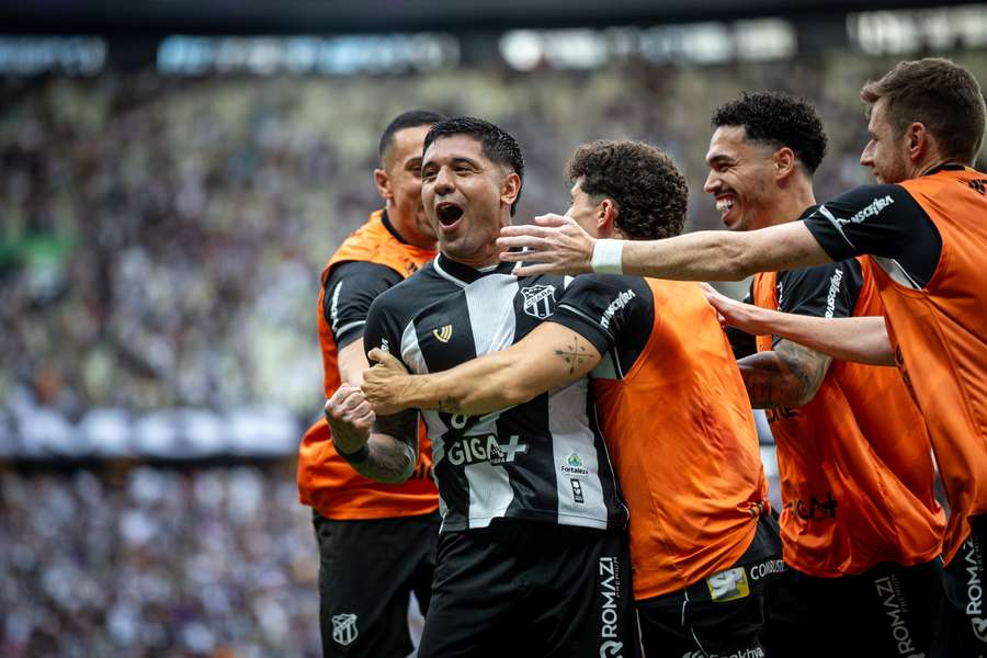 Galeano é celebrado pelos companheiros após abrir o placar contra o Fluminense