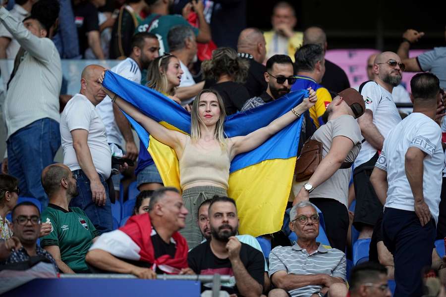 Tifosi di calcio ucraini a Parigi