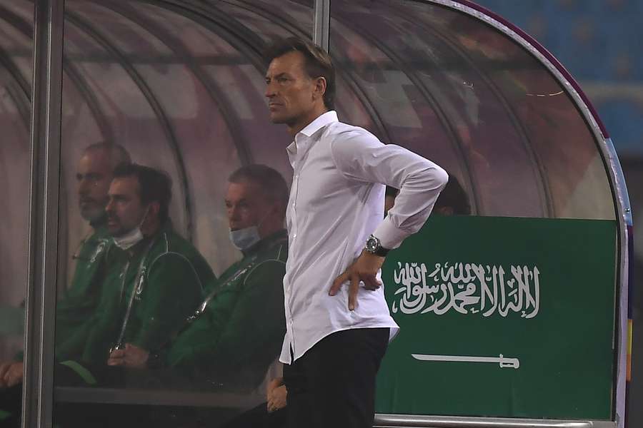 Arábia anuncia pré-convocados para a Copa e goleiros surpreendem