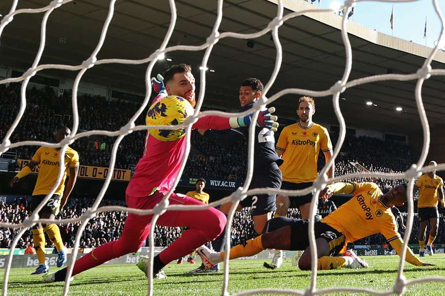 Tottenham Hotspur's Welsh striker #22 Brennan Johnson (C) scores the opening goal