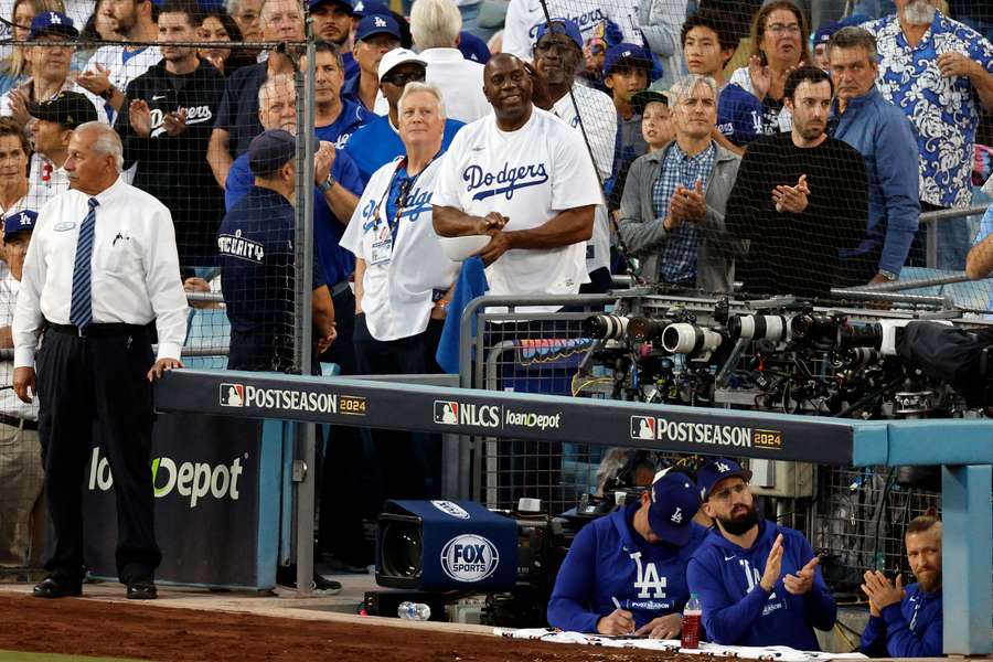 Mark Walter y Magic Johnson, durante un partido de los Dodgers