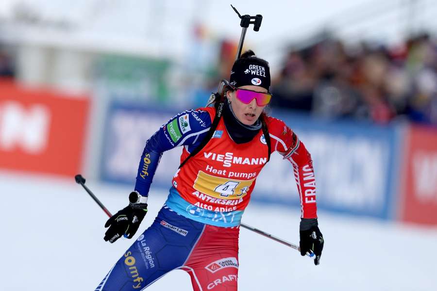 Chloé Chevalier range les skis et la carabine.