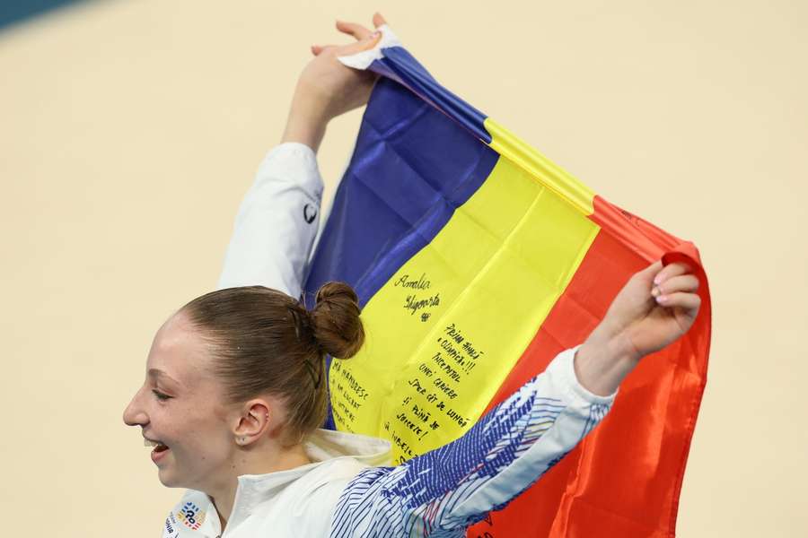 La gimnasta rumana Barbosu, celebrando su bronce antes de que se lo arrebataran