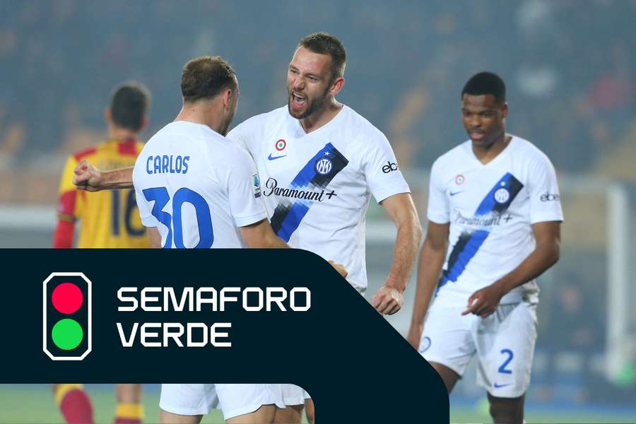 de Vrij esulta con Carlos Augusto